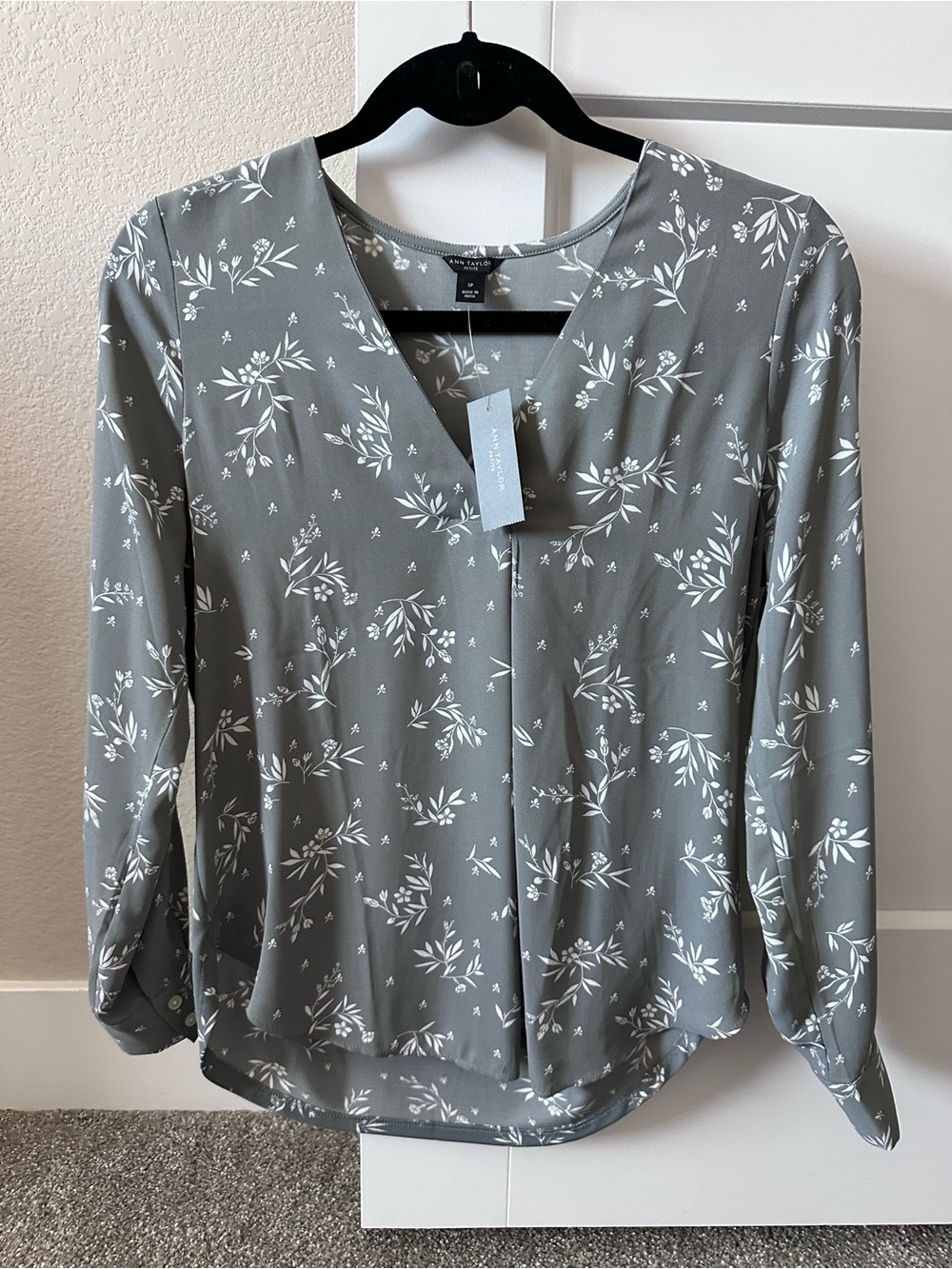 NWT Ann Taylor Petite Floral V Neck Blouse Gray White Long Sleeve SP